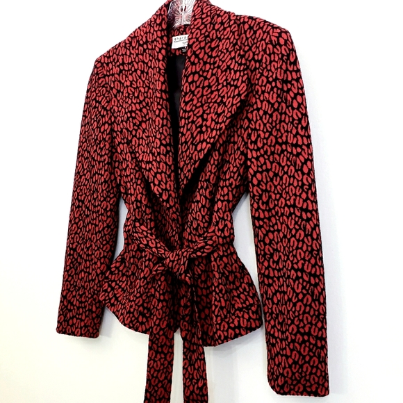 Sheragano Suits Red/Black Geometric Print Collared Tie Front Longsleeve … - Picture 5 of 16